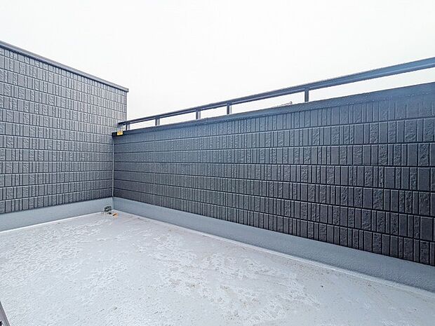 ゆとりの広さを確保したバルコニー。お布団を干すのも、この広さならラクラク。