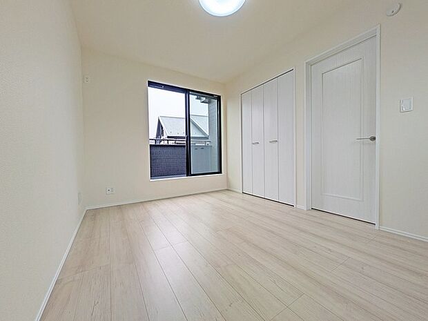 広々バルコニーから、たっぷり太陽の恵みが得られます。