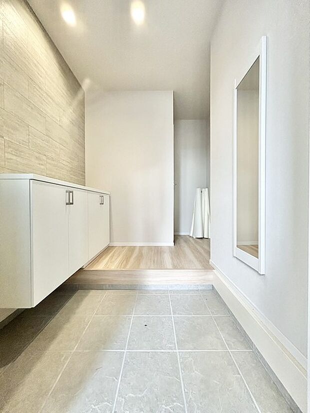 玄関を開けたらシューズボックス、使いやすい配置です。