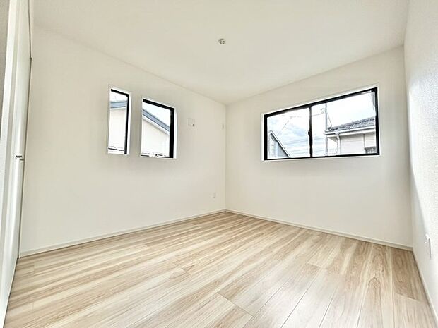 新築の木の匂いのする室内。写真では伝わらないので、ぜひ現地でお確かめください。