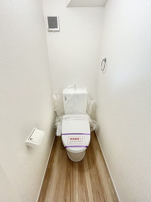 もちろんウォシュレット機能付き。憩いの場としてひそかに注目度の高いお手洗いにもご注目ください。 