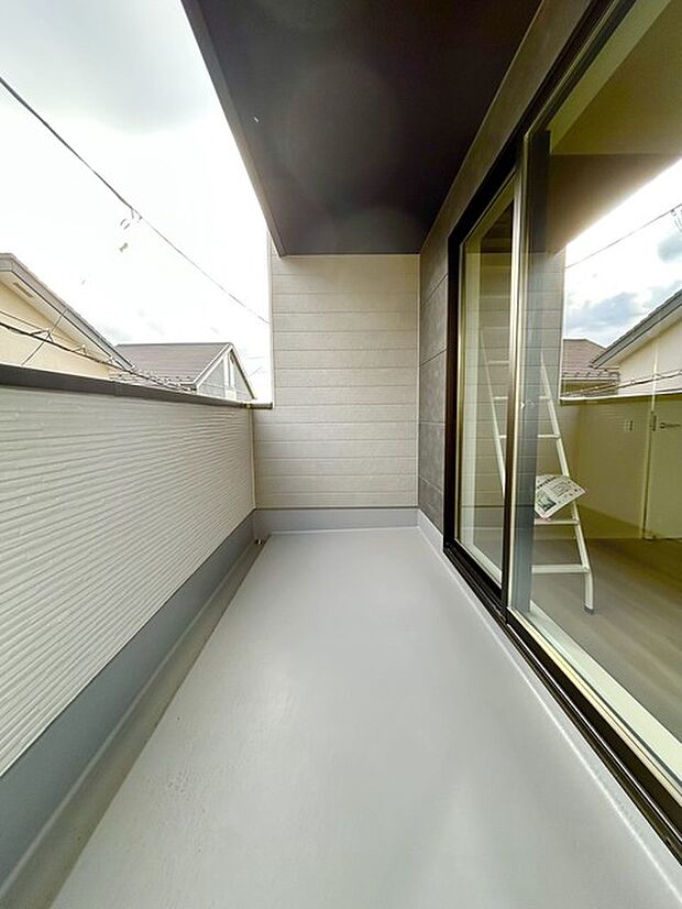 らくらくお洗濯を助ける広いバルコニー。