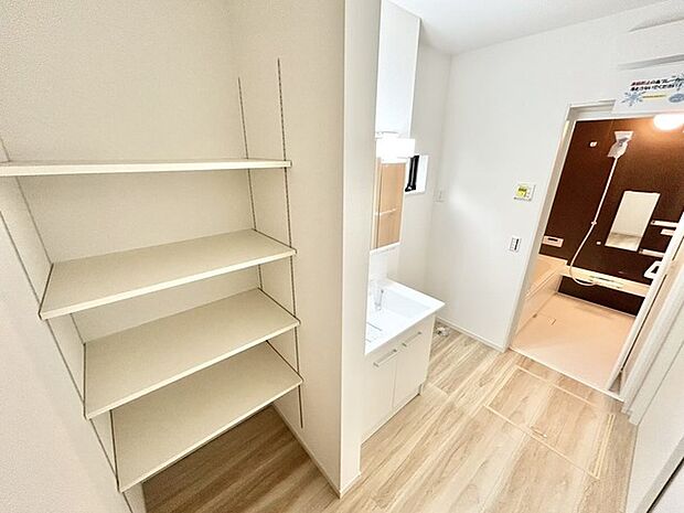 洗面室にはうれしいリネン収納があります。