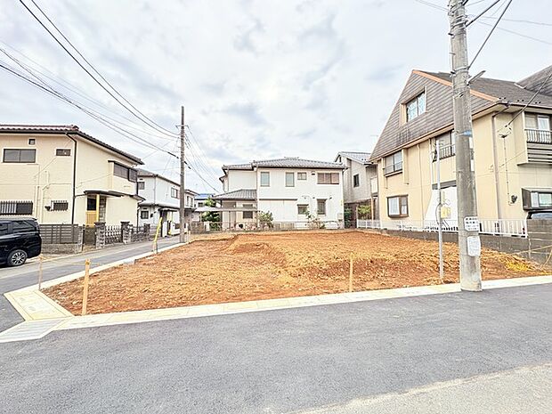 幅員の狭い道ですが、車通りの少ない住宅街に立地してます。
