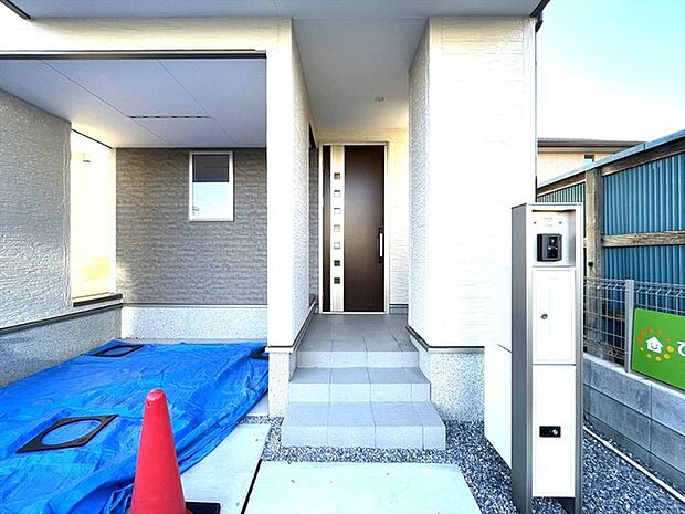 アプローチからの玄関がおしゃれな住宅。出発も帰宅も楽しみになるかも。