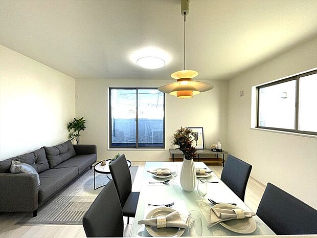 解放感あふれる2階リビングは、自然に光と風に恵まれます。