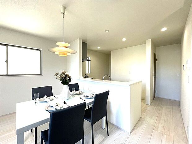 料理をしながらでも、ご家族との会話を楽しめる対面キッチン。