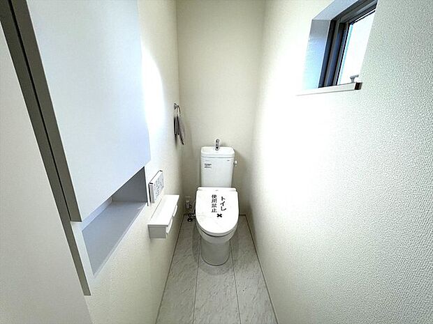 お掃除らくらく。便座脇の操作盤をなくした、リモコンタイプのお手洗い。