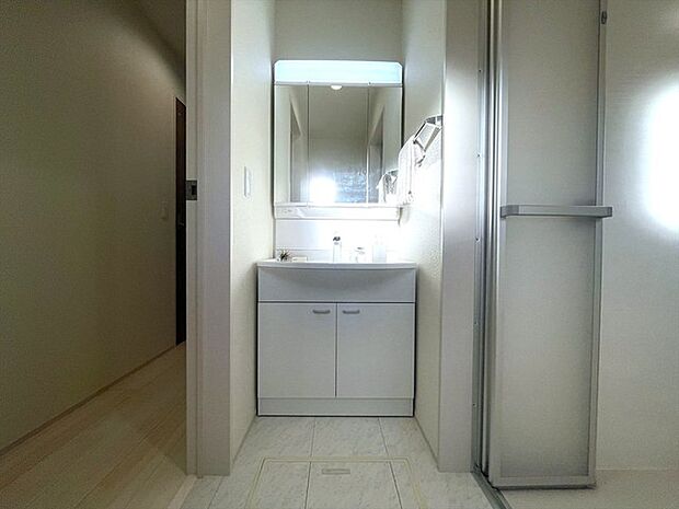 洗面化粧台は清潔感の漂うホワイトをベースカラーに、シンプルなデザインで。