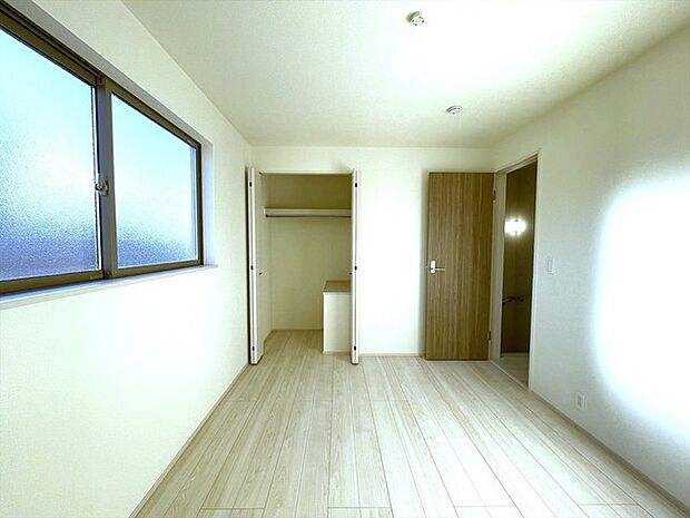 今や標準、全居室収納スペース付きの物件です。