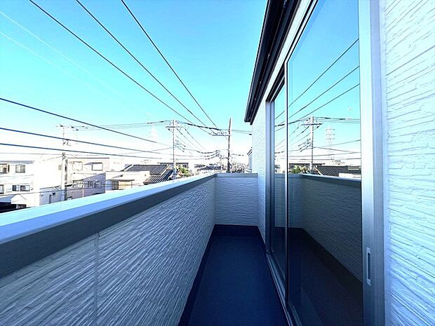 3階にもバルコニー。辺りの屋根を見下ろすパノラマ。