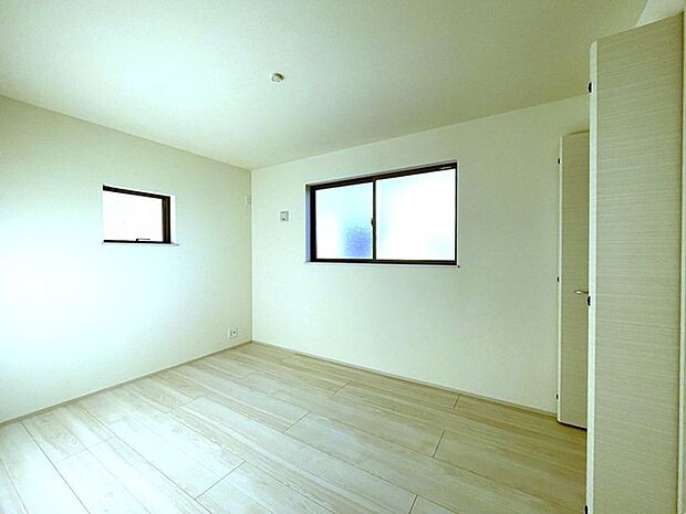 新築の木の匂いのする室内。写真では伝わらないので、ぜひ現地でお確かめください。