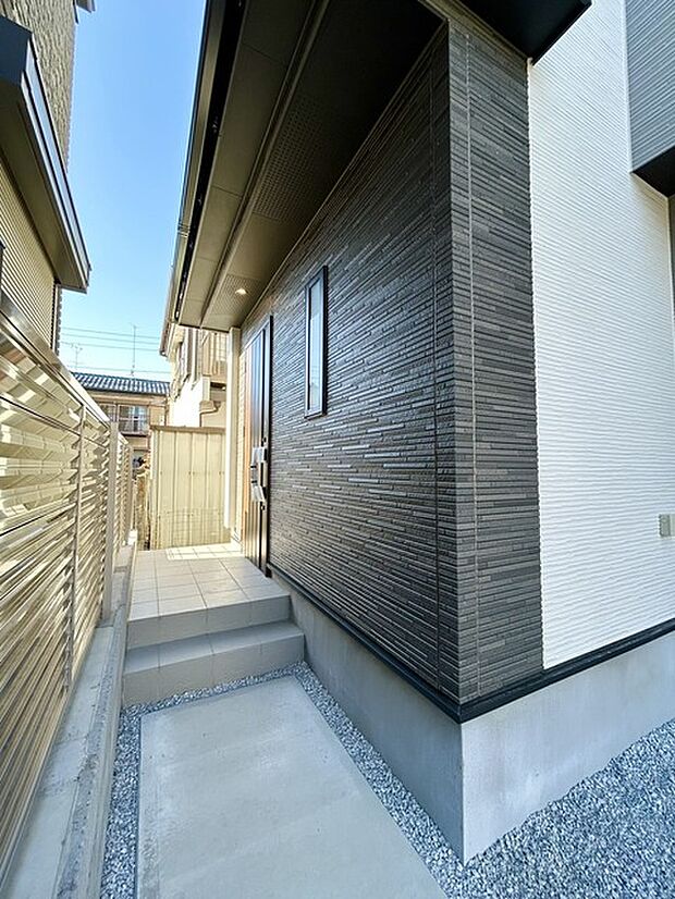 この扉を開けると、新築の木の匂いが待ってます。