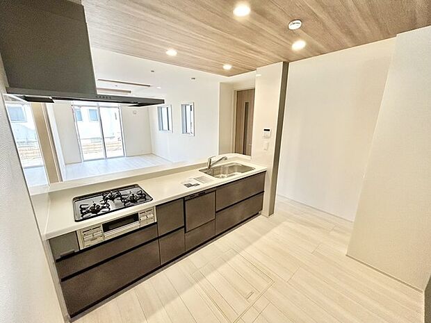 食器洗乾燥機付きでご家族の食器もスッキリピカピカに。