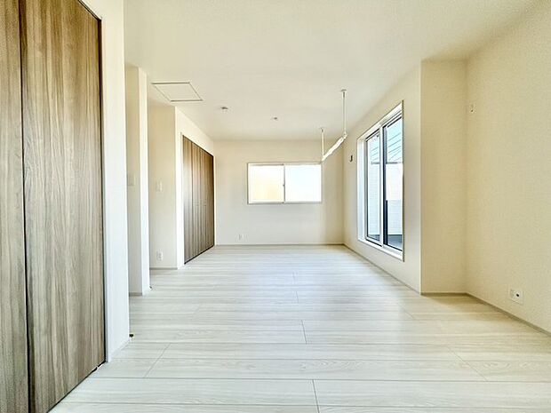 将来は間仕切りで。洋間二部屋分に対応可能な洋室。