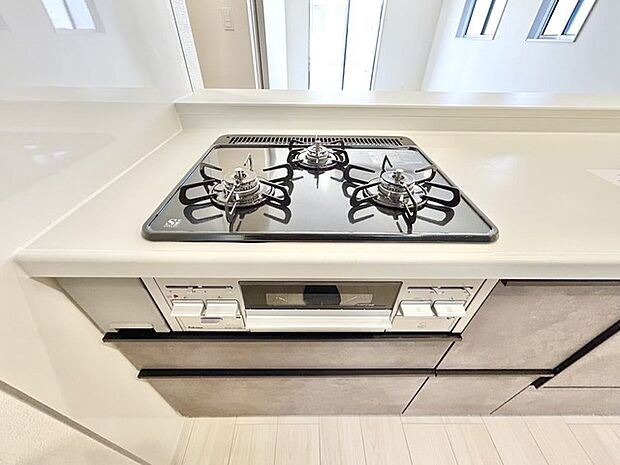 お掃除のしやすいフラットタイプの3口コンロです。