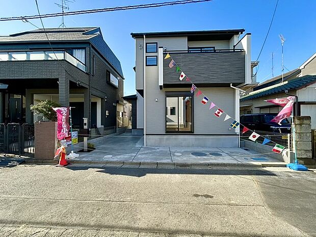 駐車場は2台まで駐車可能。マイカーの車幅もお確かめください。