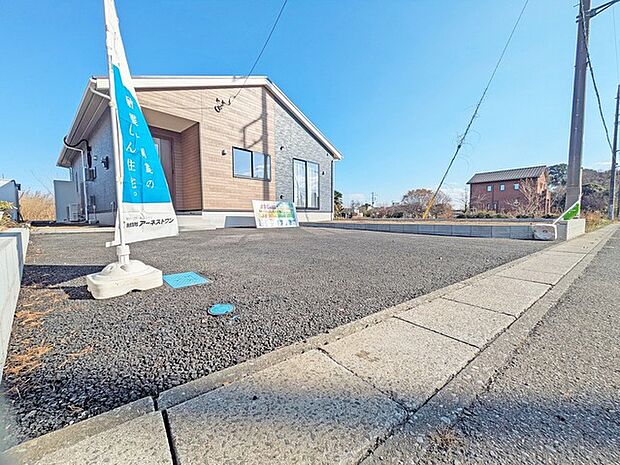 マイカースペースを1台分確保。現地で車幅と共にご確認ください。 