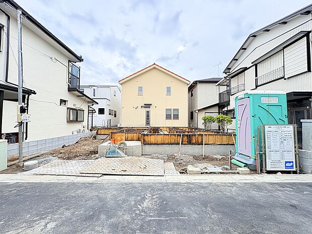 住民の方が主に利用する交通量少なめの道路に面してます。