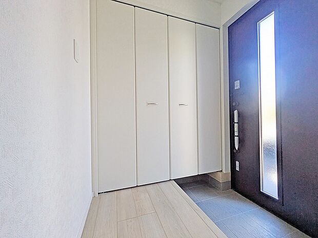 玄関を開けたらシューズボックス、使いやすい配置です。 