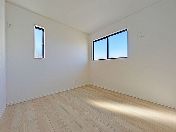 洋室は子供部屋にもちょうどいいサイズ感、5帖。