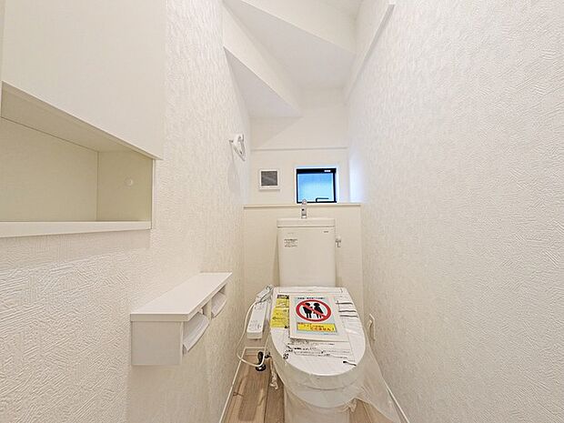 トイレのような小スペースだからこそ、ちょっとした収納が嬉しいポイント。もちろんウォシュレット機能付きです。 