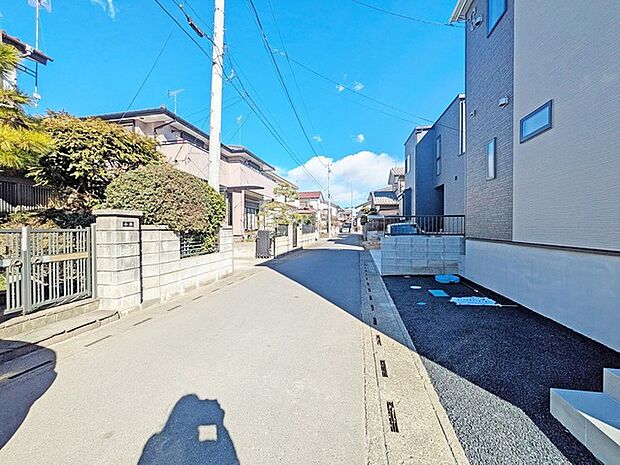 幅員こそやや狭くても、その分交通量が少なくて安心。 