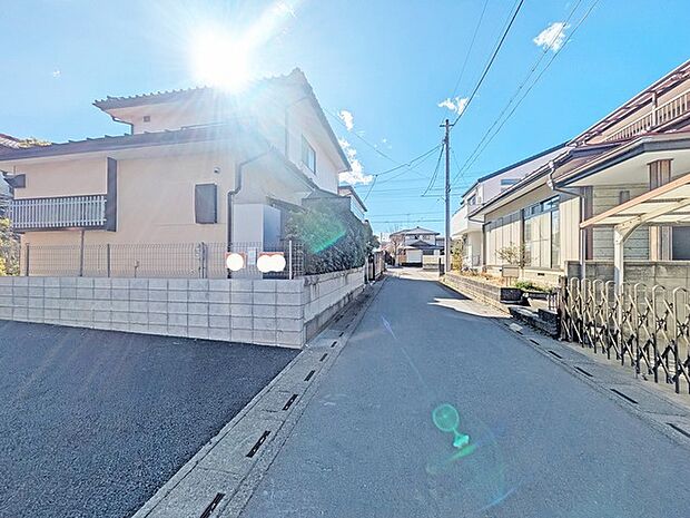 幅員の狭い道ですが、車通りの少ない住宅街に立地してます。 