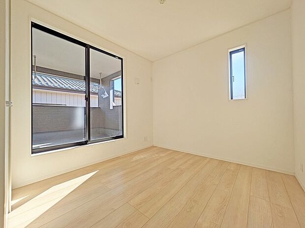 新築の木の匂いのする室内。写真では伝わらないので、ぜひ現地でお確かめください。  