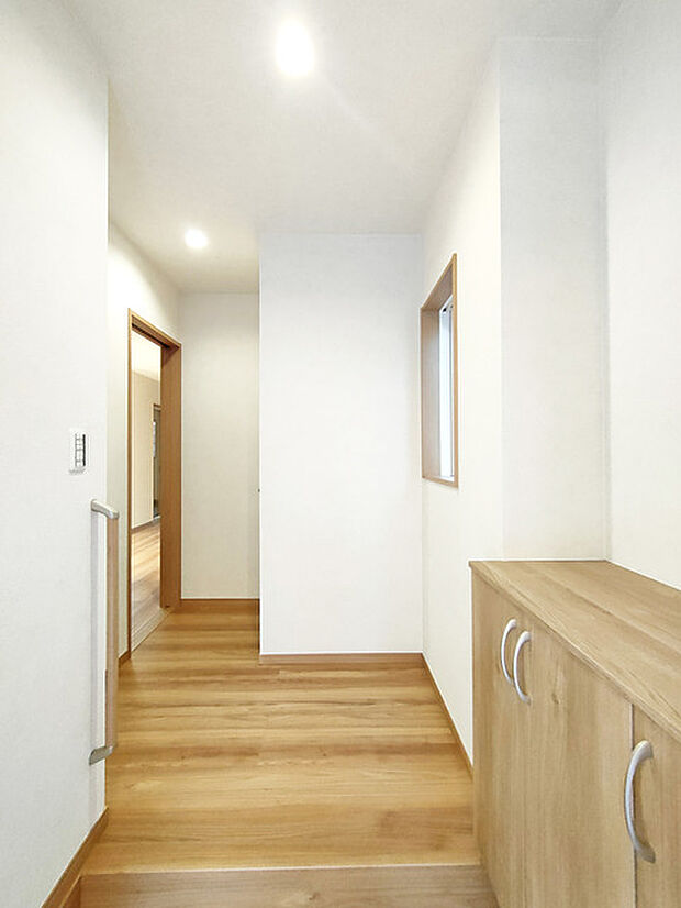 靴がしっかり収まるから、散らかりがちな玄関もスッキリ。