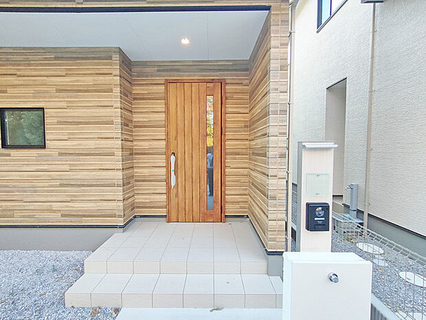 小スペースですが、ポーチ付き。