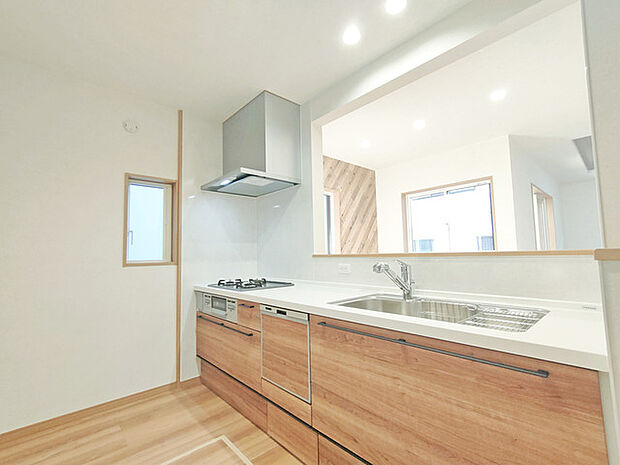 リビングで遊ぶお子様を見守りながらお料理ができる、対面キッチン。