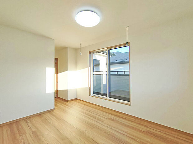 たっぷりの陽光と、心地よい風が舞い込みます。 