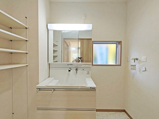 三面鏡にハンドシャワー付き、 使いやすい洗面台。