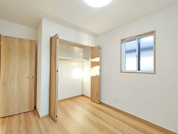 大きな窓から明るい日差しが差し込みます