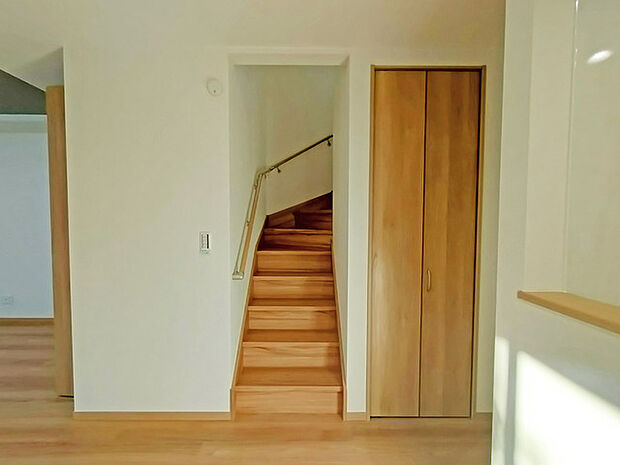 階段には手すりがついています