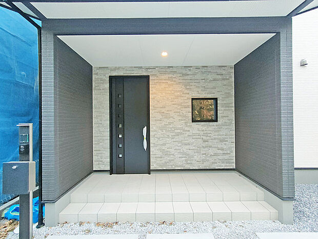 アプローチからの玄関がおしゃれな住宅。出発も帰宅も楽しみになるかも。 