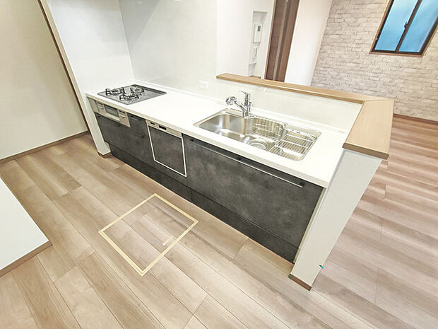 料理をしながらでも、ご家族との会話を楽しめる対面キッチン。 