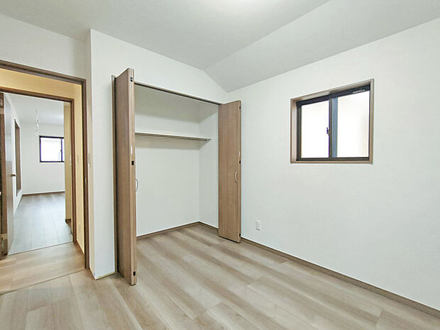 新築の木の匂いのする室内。写真では伝わらないので、ぜひ現地でお確かめください。 