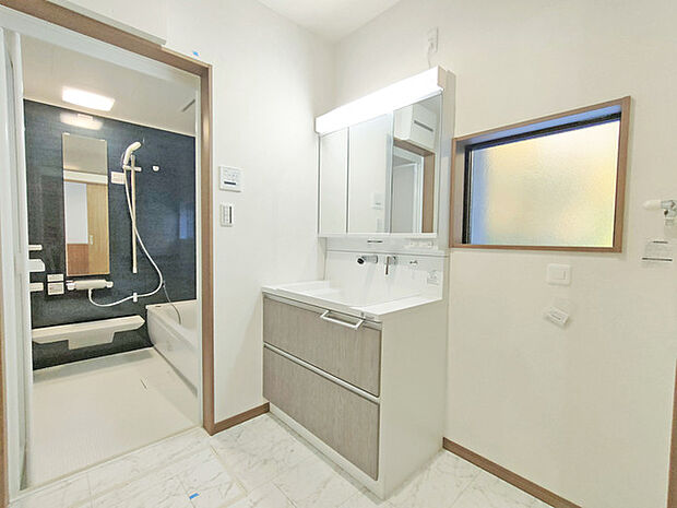 三面鏡にハンドシャワー付き、 使いやすい洗面台。 