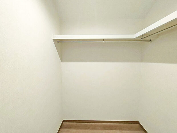 多趣味のご家族にも嬉しい、ウォークインクローゼット。