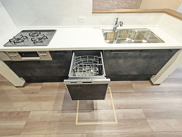 省エネ ・ 衛生的な食器洗乾燥機付。 