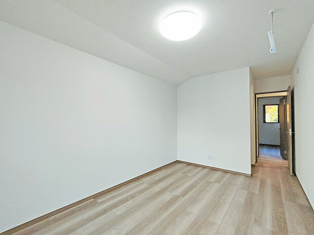 新築の木の匂いのする室内。写真では伝わらないので、ぜひ現地でお確かめください。 