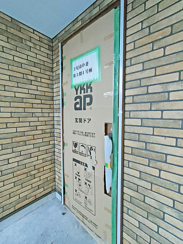 新築の玄関扉。きっと今のお家より重厚感が違います。