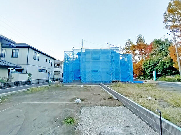 幹線道路から1本入った現地は、想像以上に静かに感じられます。