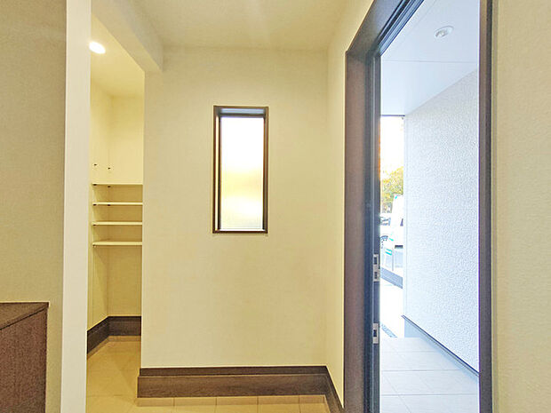 玄関がいつも片づく大容量シューズボックス。 