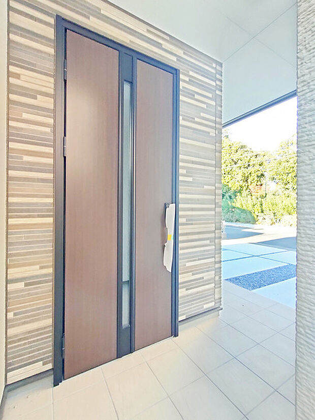 新築の玄関扉。きっと今のお家より重厚感が違います。 