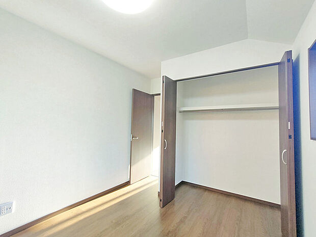 新築の木の匂いのする室内。写真では伝わらないので、ぜひ現地でお確かめください。