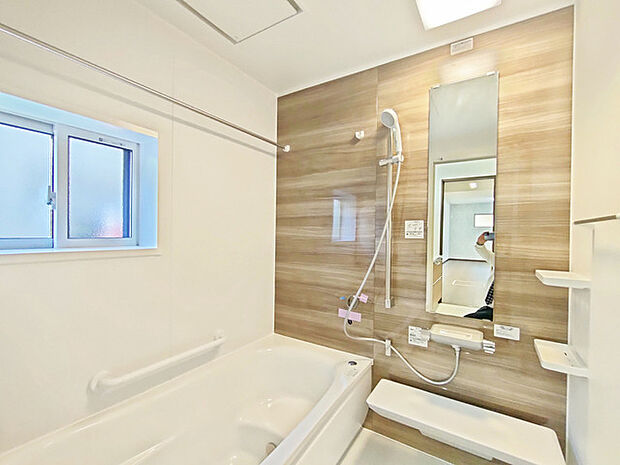 バスユニット1坪タイプ、浴室乾燥機、手すり付き。 