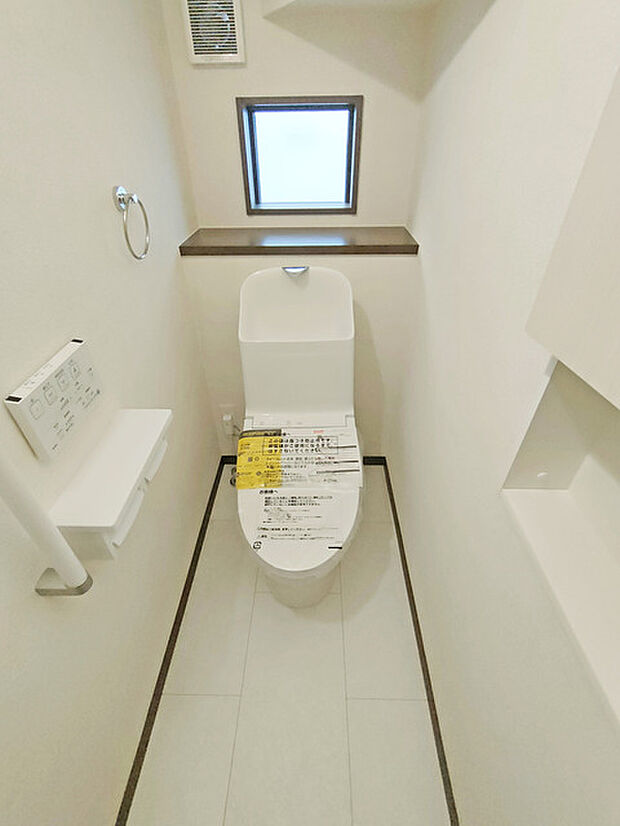 もちろんウォシュレット機能付き。憩いの場としてひそかに注目度の高いお手洗いにもご注目ください。 